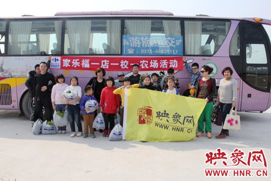 “播種希望 收獲成長”農(nóng)場(chǎng)播種體驗(yàn)活動(dòng)參與人員合影