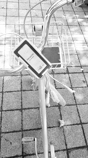 車把中間有手機(jī)充電支架，下方連接著3根充電線。
