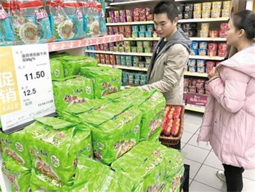 市民在超市內(nèi)購買方便面。