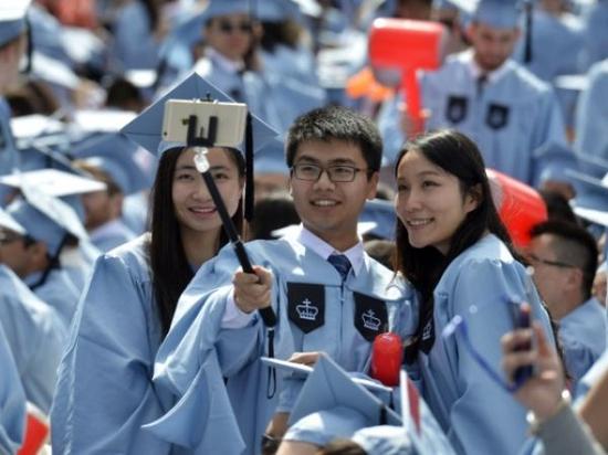 2015年5月20日，幾名中國留學生在美國哥倫比亞大學第261屆畢業(yè)典禮上自拍。約15000名畢業(yè)生參加了當天的儀式，其中包括近600名中國學生。新華社記者王雷攝