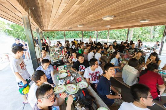 2013年，艾奧瓦州立大學中國學生組織為歡迎新生舉辦燒烤聚餐。