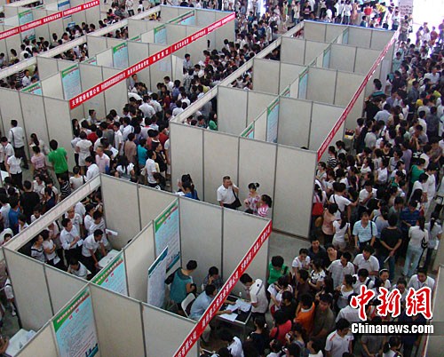 圖為招聘會現(xiàn)場人山人海的求職者。中新社發(fā) 付美斌 攝