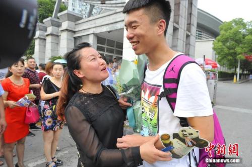 資料圖：家長(zhǎng)給考生送上鮮花。王康明 攝