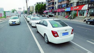 來(lái)看鄭州首創(chuàng)“內(nèi)嵌式”停車(chē)位長(zhǎng)啥樣？