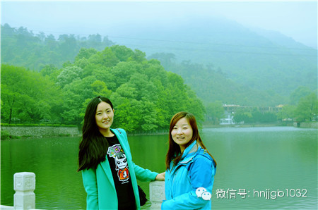 奧斯卡汽車(chē)影城的美女和這個(gè)風(fēng)景融入的真好啊，有木有？！