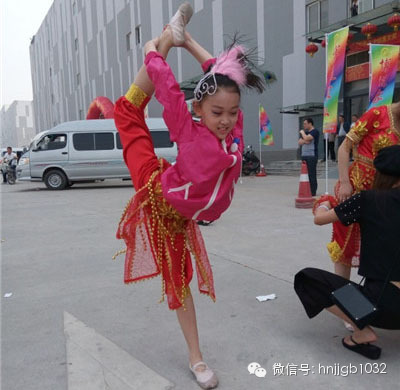 先練練功，為一會兒的演出做準(zhǔn)備