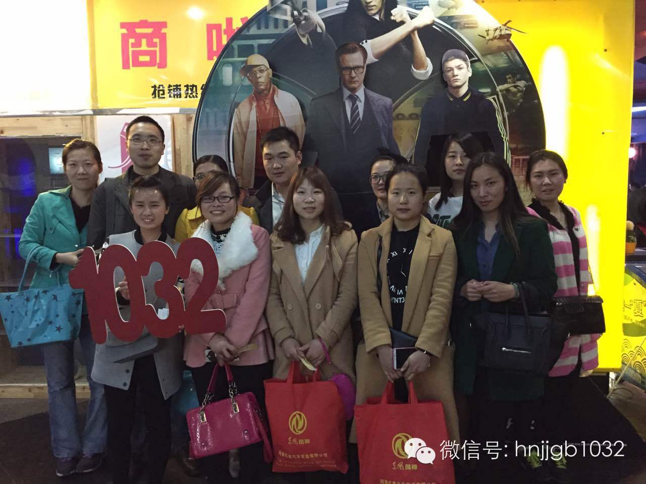 來(lái)個(gè)合影，1032的聽(tīng)眾棒棒噠，個(gè)個(gè)都準(zhǔn)時(shí)到達(dá)了集合地點(diǎn)。Johnny表示很欣慰??！