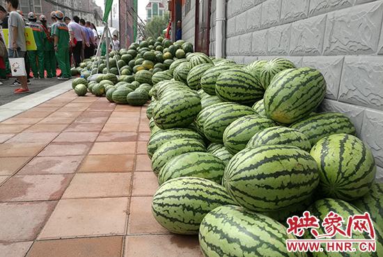 經(jīng)濟(jì)廣播工作人員和愛心企業(yè)給正在忙碌的環(huán)衛(wèi)工人、交警等送去一萬六千多斤西瓜和近百提礦泉水。