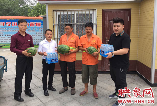 經(jīng)濟(jì)廣播工作人員和愛心企業(yè)給正在忙碌的環(huán)衛(wèi)工人、交警和協(xié)警等送去了一萬六千多斤西瓜和近百提礦泉水。