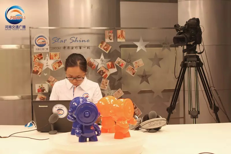 還是抽獎(jiǎng)的姑娘比較認(rèn)真！為保證抽獎(jiǎng)的公平公正，映象網(wǎng)進(jìn)行了全程視頻直播。