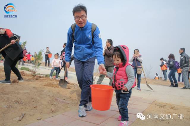 爸比爸比，你會(huì)種小樹(shù)嗎？我來(lái)教你吧~