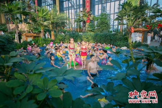又開始過夏天的孩子們，在溫潤的泉水里放任天性。