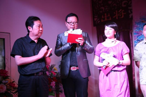 中國(guó)戲劇家協(xié)會(huì)副主席、省戲劇家協(xié)會(huì)主席、《周迪有戲》節(jié)目藝術(shù)總監(jiān)李樹(shù)建（左1）為月冠軍頒獎(jiǎng)