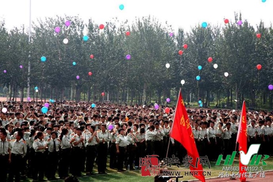 鄭大新生放飛代表夢(mèng)想，感恩的氣球