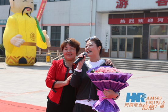 長(zhǎng)壽山景區(qū)董事長(zhǎng)、總經(jīng)理孫春花與主持人周迪