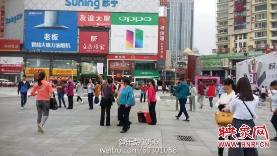 他們從四面八方匯集到二七塔下，由行走路人一下變成了一支舞蹈隊，跳起了節(jié)奏歡快、時尚動感的舞蹈。
