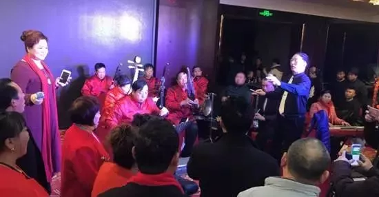 現(xiàn)場(chǎng)的樂(lè)隊(duì)老師也是咱的戲迷朋友，為了周迪的見(jiàn)面會(huì)今天累也開(kāi)心