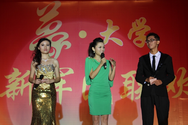 教育廣播女主播葉子現(xiàn)身晚會，與學(xué)生同臺主持