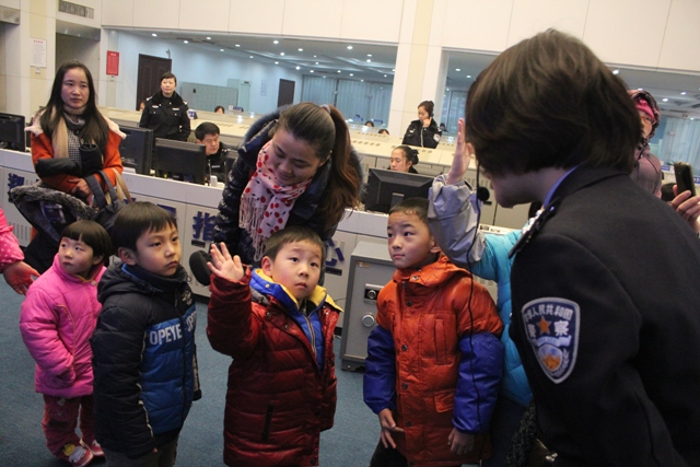 指揮中心警官為小聽(tīng)眾講解報(bào)警知識(shí)