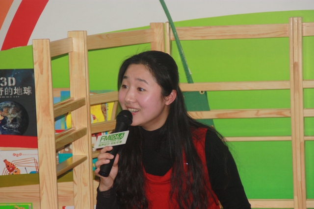 女主播“卷卷貓”親臨現(xiàn)場，繪聲繪色為孩子們講故事