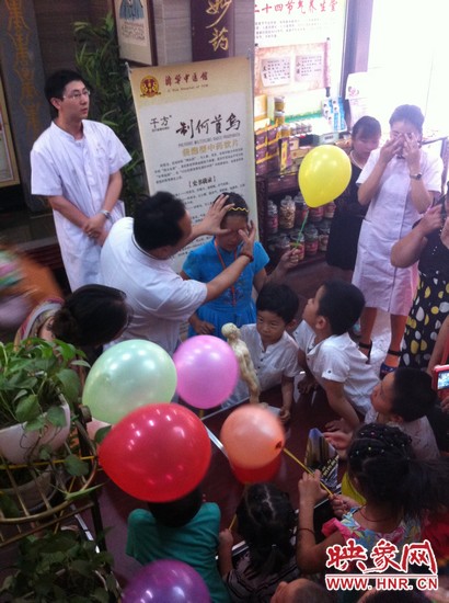 活動開始了，濟(jì)華中醫(yī)館的保健按摩專家李老師為大家講解如何有效預(yù)防青少年近視。