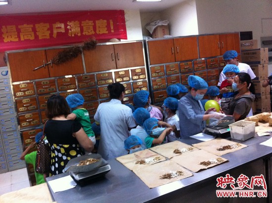 　　接下來，要進(jìn)入到有中醫(yī)“博物館”之稱的中藥房去探秘啦！藥房那些小抽屜里面裝的是什么？孩子們很好奇