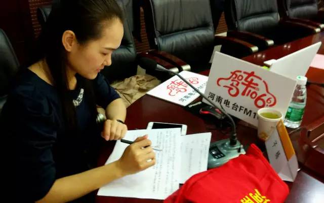 這一環(huán)節(jié)由我們1066的人氣美女主播子楊主持，認真的子楊是不是超級美麗呢。