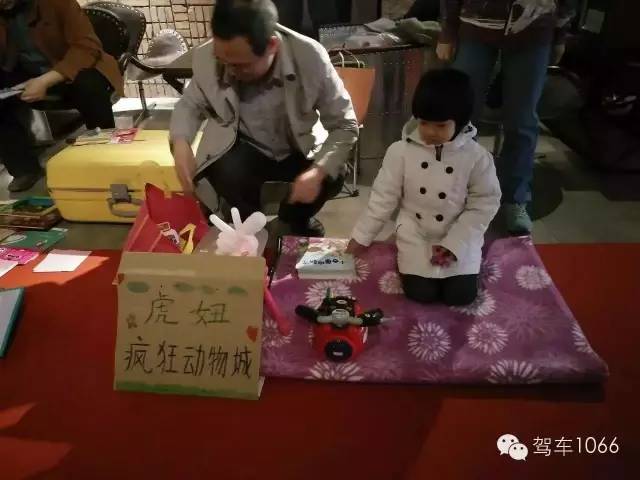 這位小老板的攤位擺的有模有樣的，不過旁邊這位酷爸怎么這么眼熟？