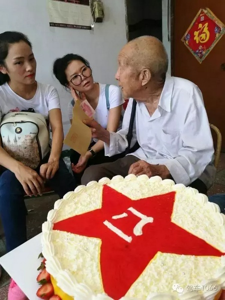 二姐們認(rèn)真聽老兵講抗戰(zhàn)的故事，老人年事已高，記憶都是轟炸！轟炸！轟炸！