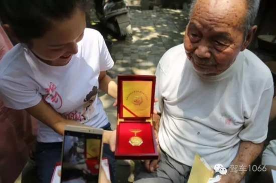 老兵聽不到我們在說什么，今年98了。