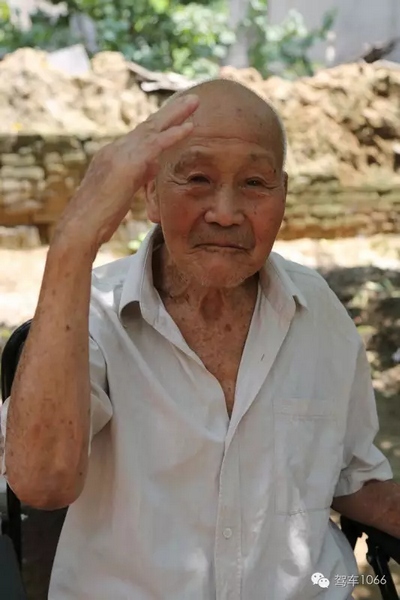 老兵身子骨不行了，九十多歲了……也許軍禮不那么標(biāo)準(zhǔn)了，但是這一幕還是感動到了我們……