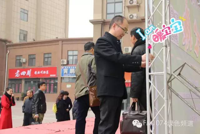 寒江副總監(jiān)親力親為，事無巨細(xì)。偶像真是暖暖惹人愛呢！