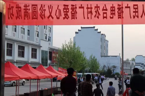 在大家的齊心努力下，終于在天黑前將第二天義診活動(dòng)場(chǎng)地搭建好了。