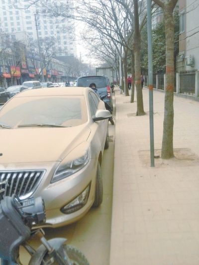 馬路灰頭土臉，停在路邊的車也蒙塵。