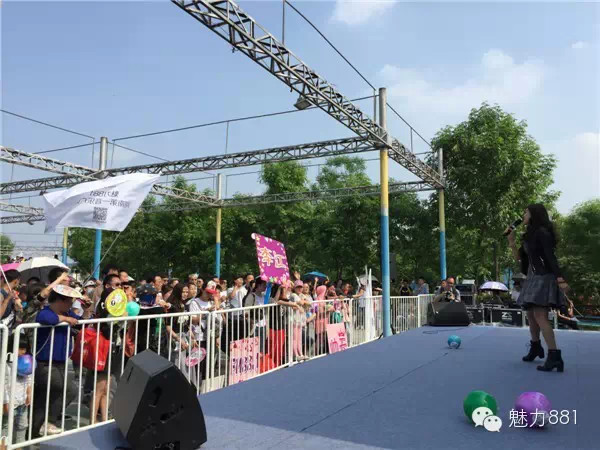 輕輕躍起、優(yōu)美身段，新聞小姐李江