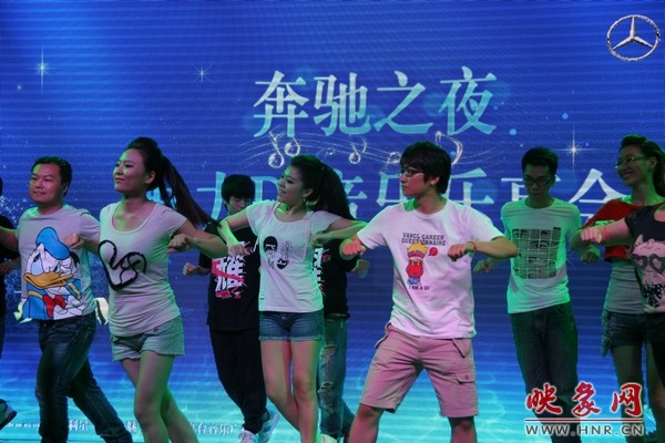 熱情洋溢的開場舞，DJ們?nèi)硇耐度? complete=