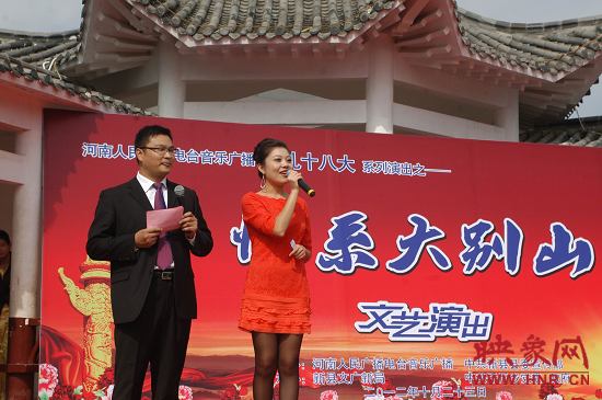 演出現(xiàn)場(chǎng)主持人向老人們表達(dá)節(jié)日的問候。 演出現(xiàn)場(chǎng)主持人向老人們表達(dá)節(jié)日的問候。