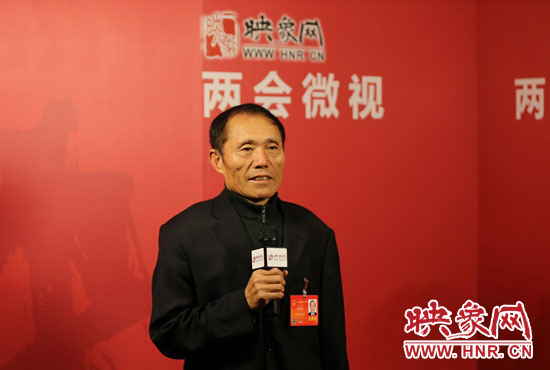 3月4日，全國人大代表、濮陽縣西辛莊村支部書記李連成在映象網(wǎng)全國兩會北京演播室做客《兩會微視》訪談。