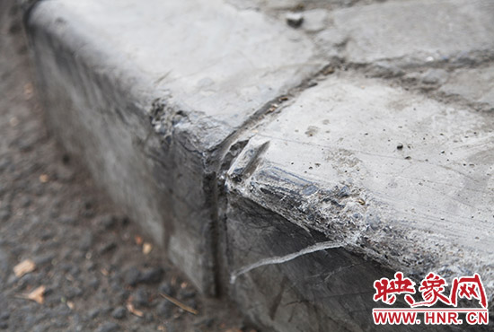 車道邊上的臺階，滿是電動車摔下碰撞的痕跡