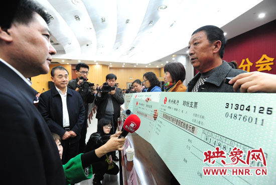 最高人民法院執(zhí)行局局長劉貴祥、河南省高級人民法院院長張立勇親手為申請執(zhí)行人員發(fā)放執(zhí)行款