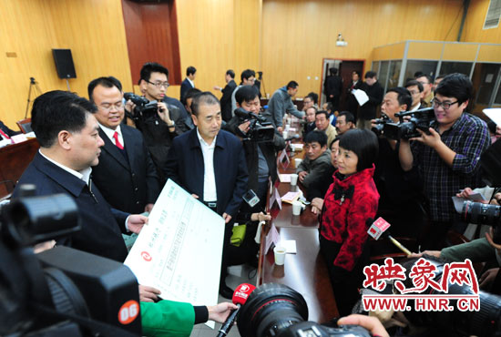 最高人民法院執(zhí)行局局長劉貴祥、河南省高級人民法院院長張立勇親手為申請執(zhí)行人員發(fā)放執(zhí)行款