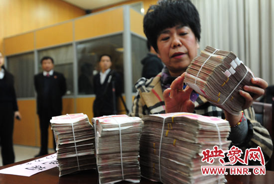 當(dāng)天共發(fā)放執(zhí)行款4110萬元。其中，支票4018萬元，現(xiàn)金92萬元。