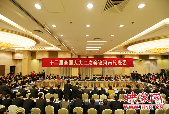 3月5日下午，第十二屆全國(guó)人代會(huì)河南代表團(tuán)召開全體會(huì)議，議論政府工作報(bào)告。