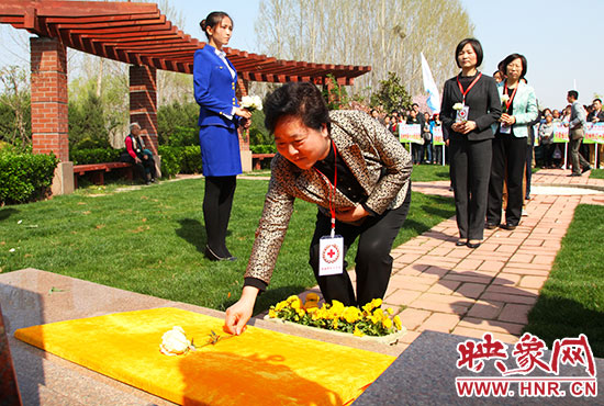河南省紅十字會(huì)黨組書(shū)記、常務(wù)副會(huì)長(zhǎng)趙國(guó)新敬獻(xiàn)鮮花