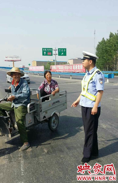 為抄近道走親戚，開封老漢騎電動三輪車上高速。