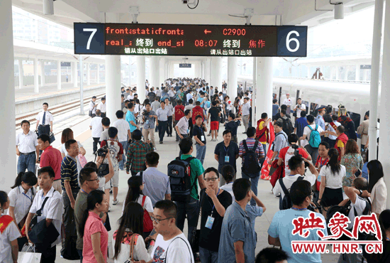 自6月25日鄭焦城際鐵路開通以來，客流量遠遠超出預期。