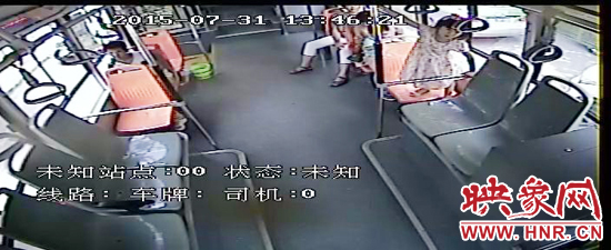 家長放任小孩在車廂內(nèi)玩耍，甚至站到座椅上。