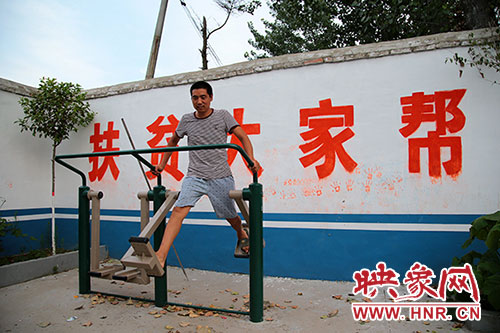 張國(guó)敬堅(jiān)持在村中的文化廣場(chǎng)上做著恢復(fù)性鍛煉。