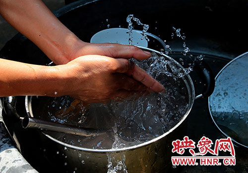 洗碗洗菜對(duì)于雙眼失明的張國(guó)敬來說，需要比常人花上更多的時(shí)間。