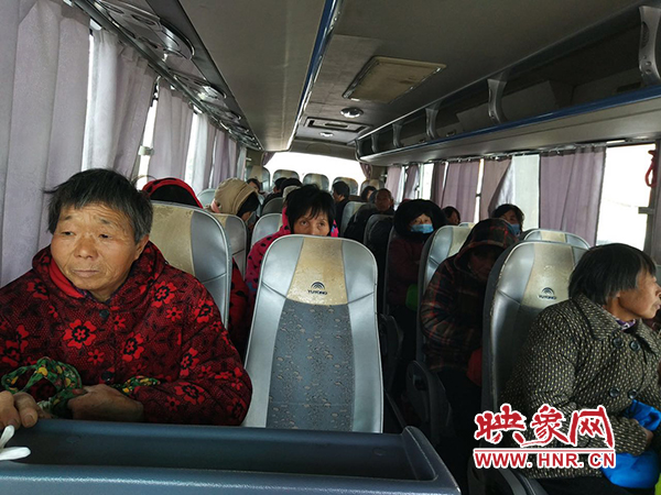 警方調來車輛，將超載人員轉運走
